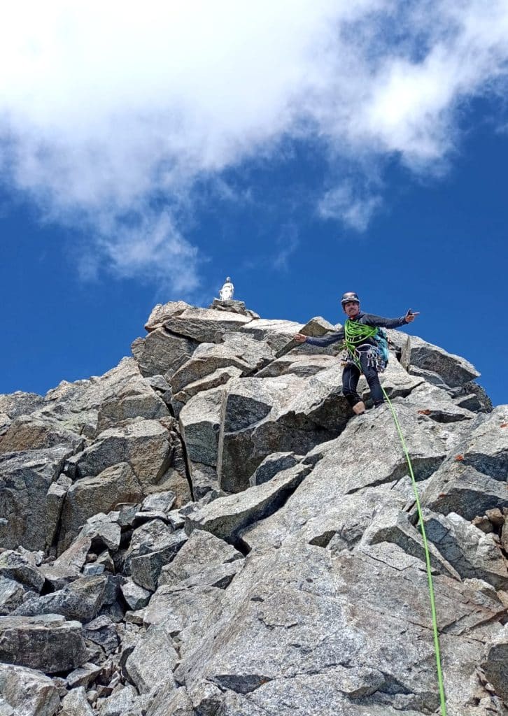 escalade aiguille noire de peuterey grande voie rocher guide haute montagne