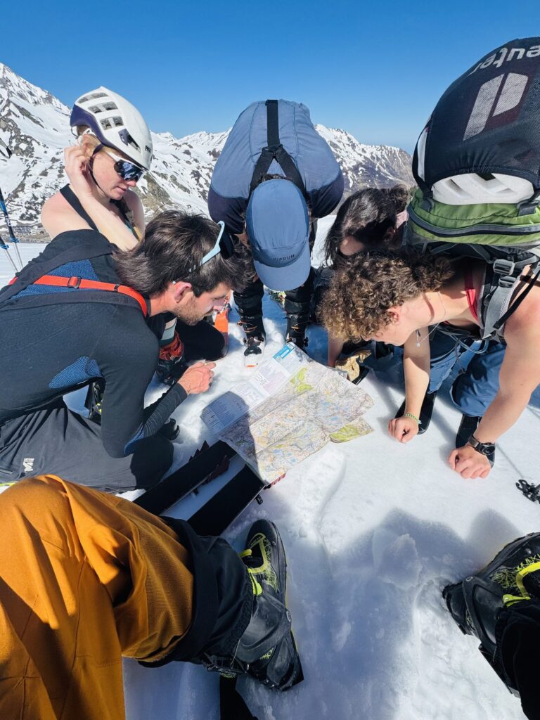 Groupe penché sur une carte pour préparer l'itinéraire de ski de randonnée