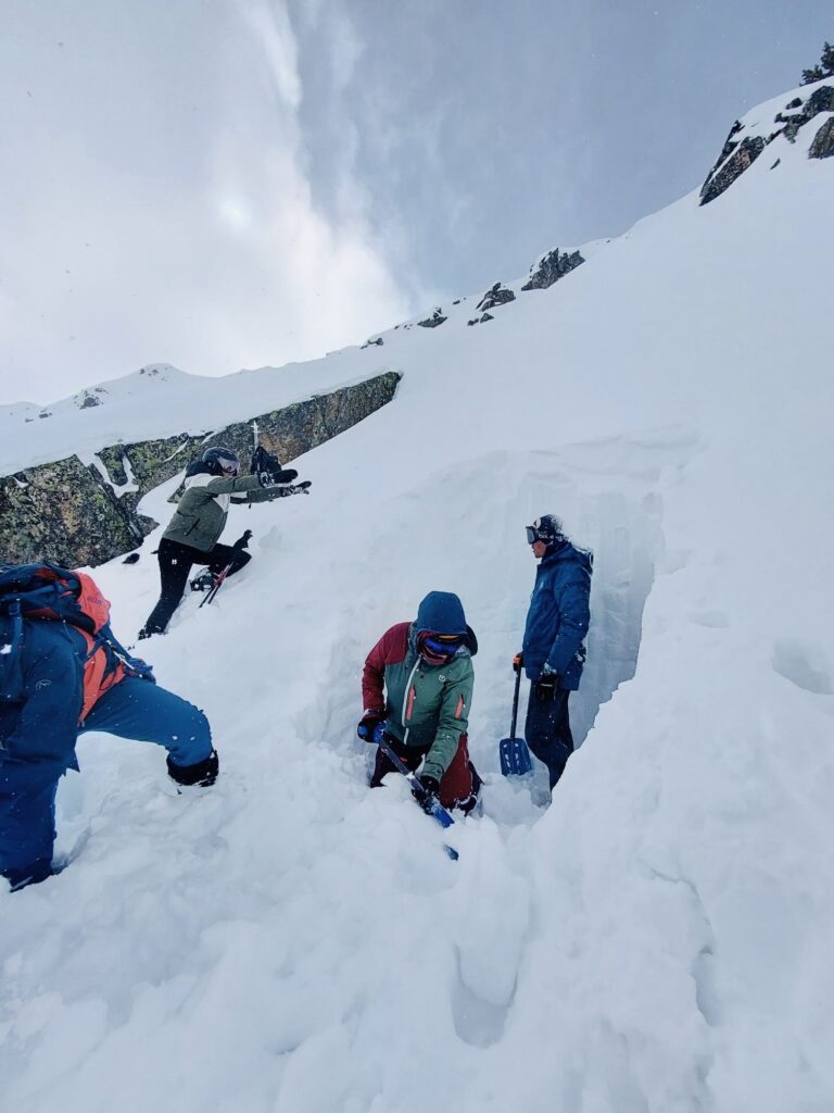 Observation du manteau neigeux dans une fosse en pente