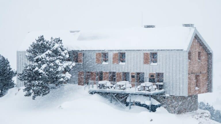 Refuge de Campana de Cloutou dans la neige fraîche