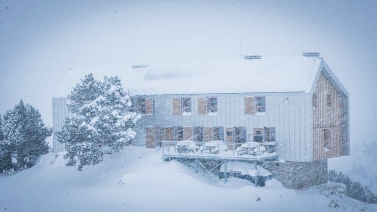 Refuge de Campana de Cloutou sous la neige