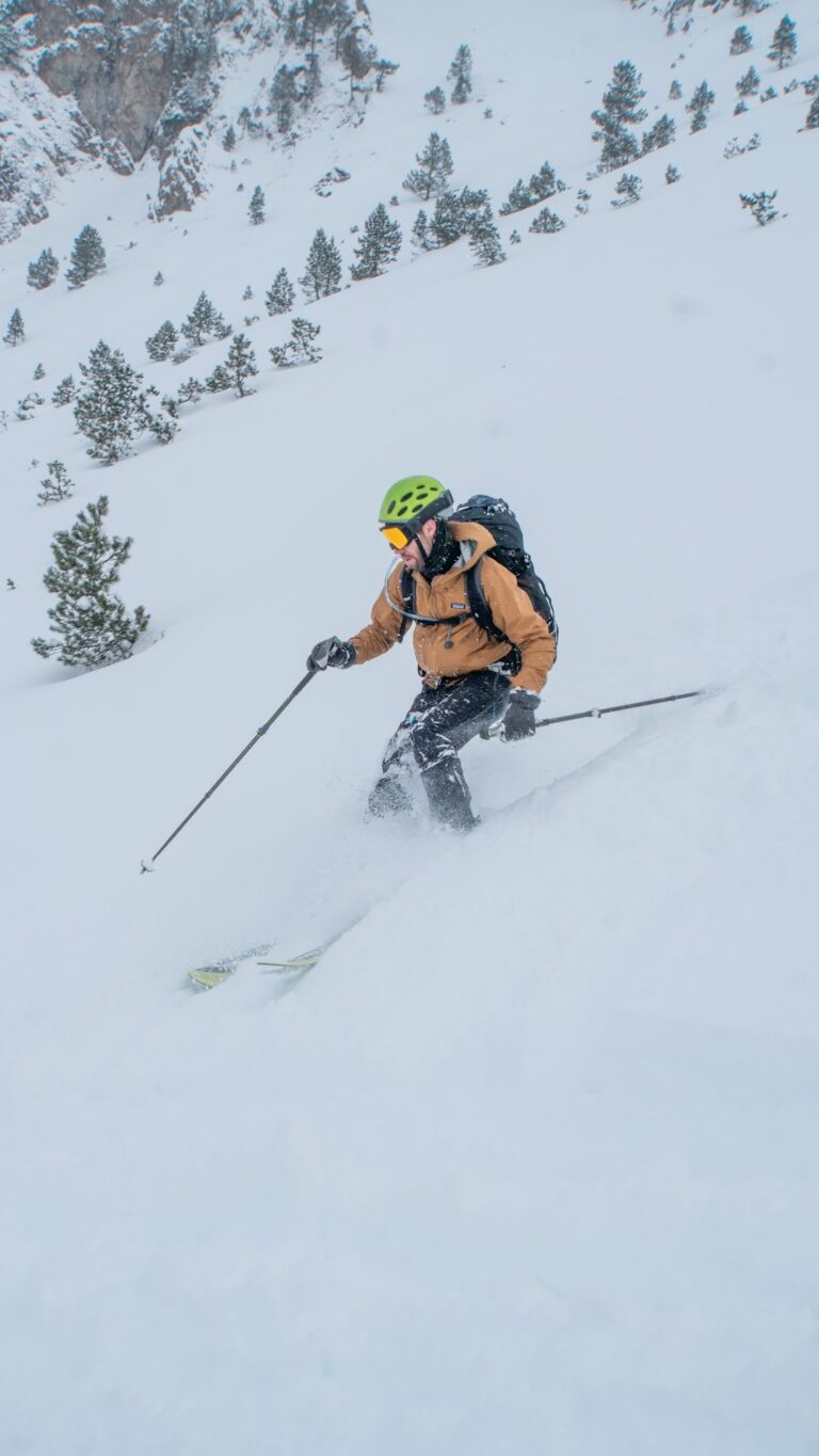 Skieur en descente dans la poudreuse du Néouvielle
