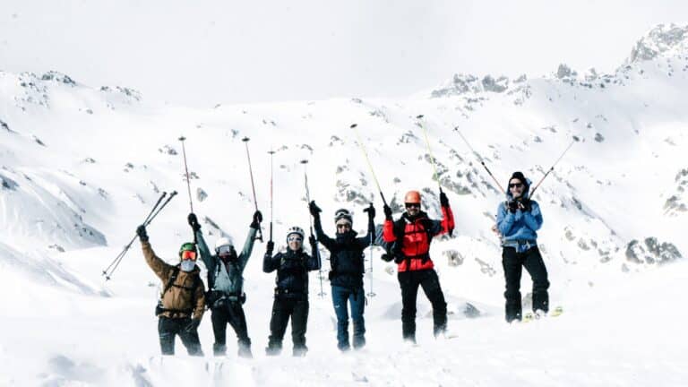 Groupe de skieurs heureux au sommet dans le Néouvielle