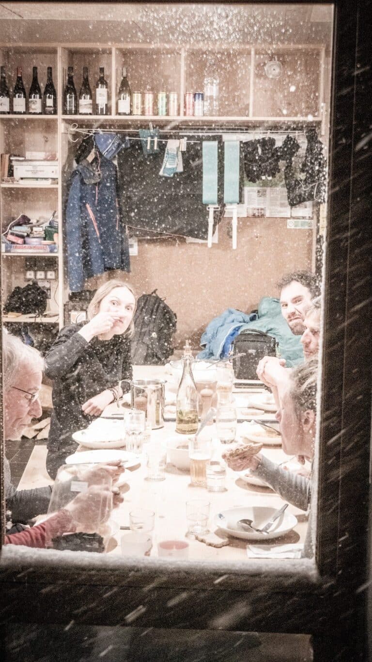 Repas convivial entre skieurs au refuge