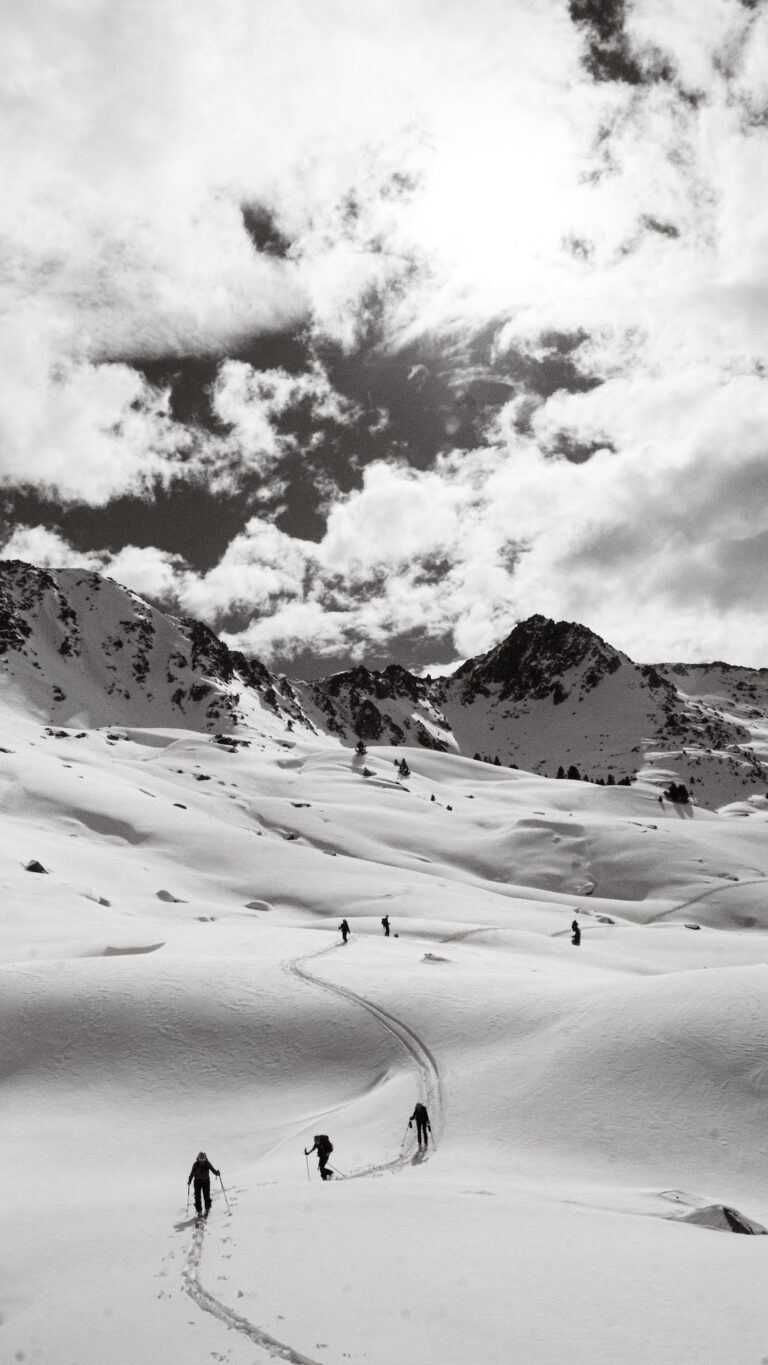 Panorama sur le massif du Néouvielle en noir et blanc