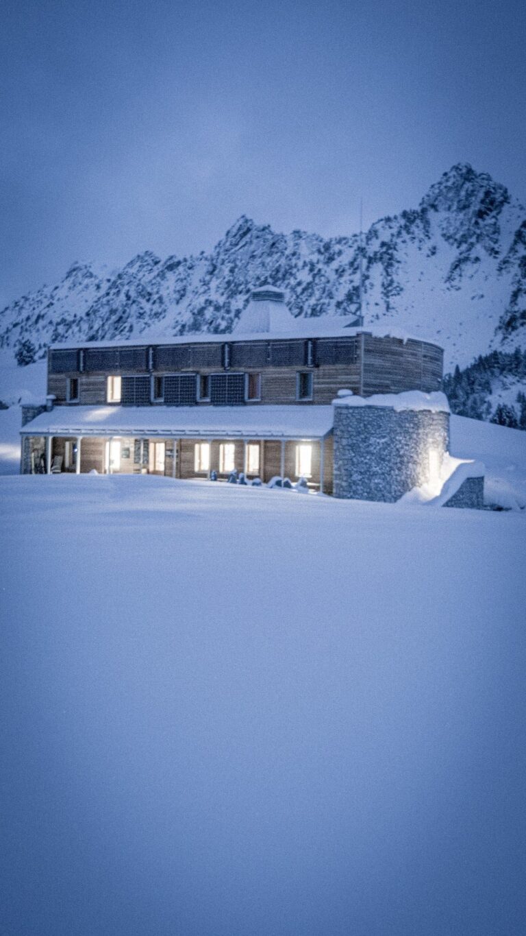 Refuge de la Glère éclairé à la tombée de la nuit